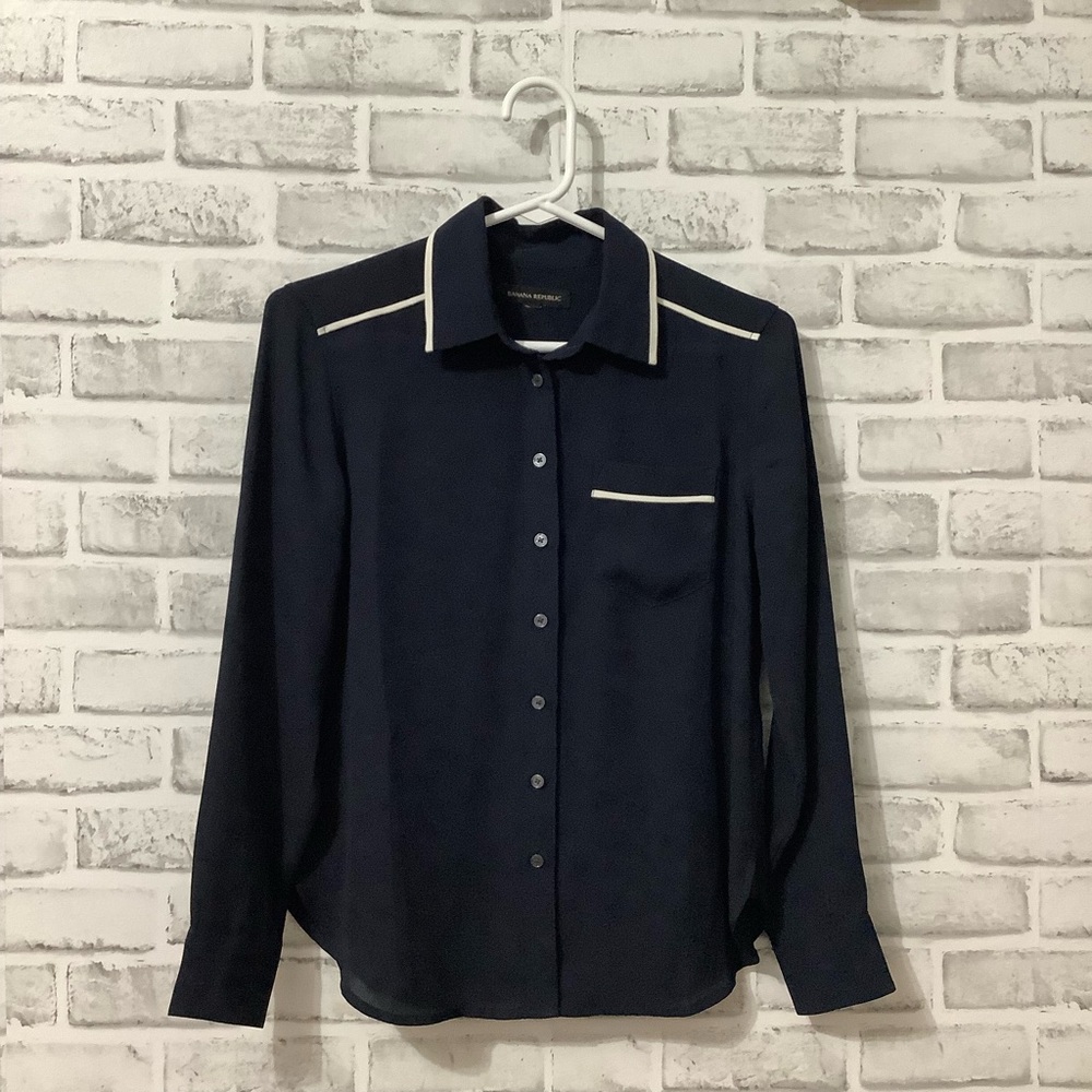 Banana Republic Navy Button Down Long Sleeve shirt. XXS/P (W133)